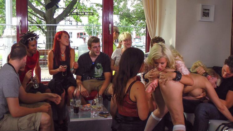 14P Zwei wunderschöne, vollbusige Blondinen werden zu Ihrem Vergnügen blamiert. Seil-Bondage, hart