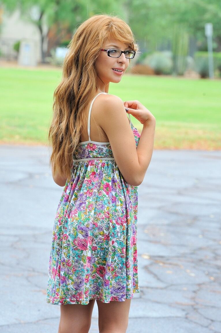 21P Petite adolescente Phoebe brinca com sua vulva depois de provocar saias sexy com nudez pública