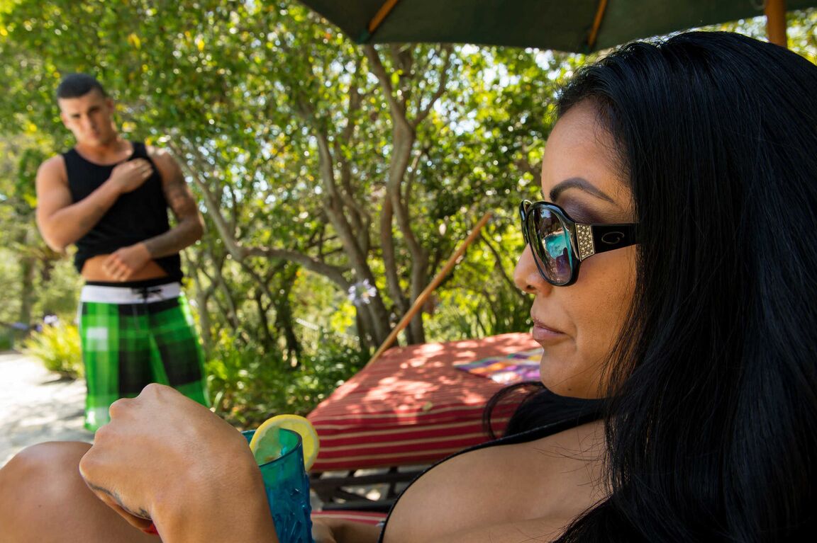 21P Latina bombástica Kiara Mia engasga com um pau enorme e gosta de sexo ao ar livre