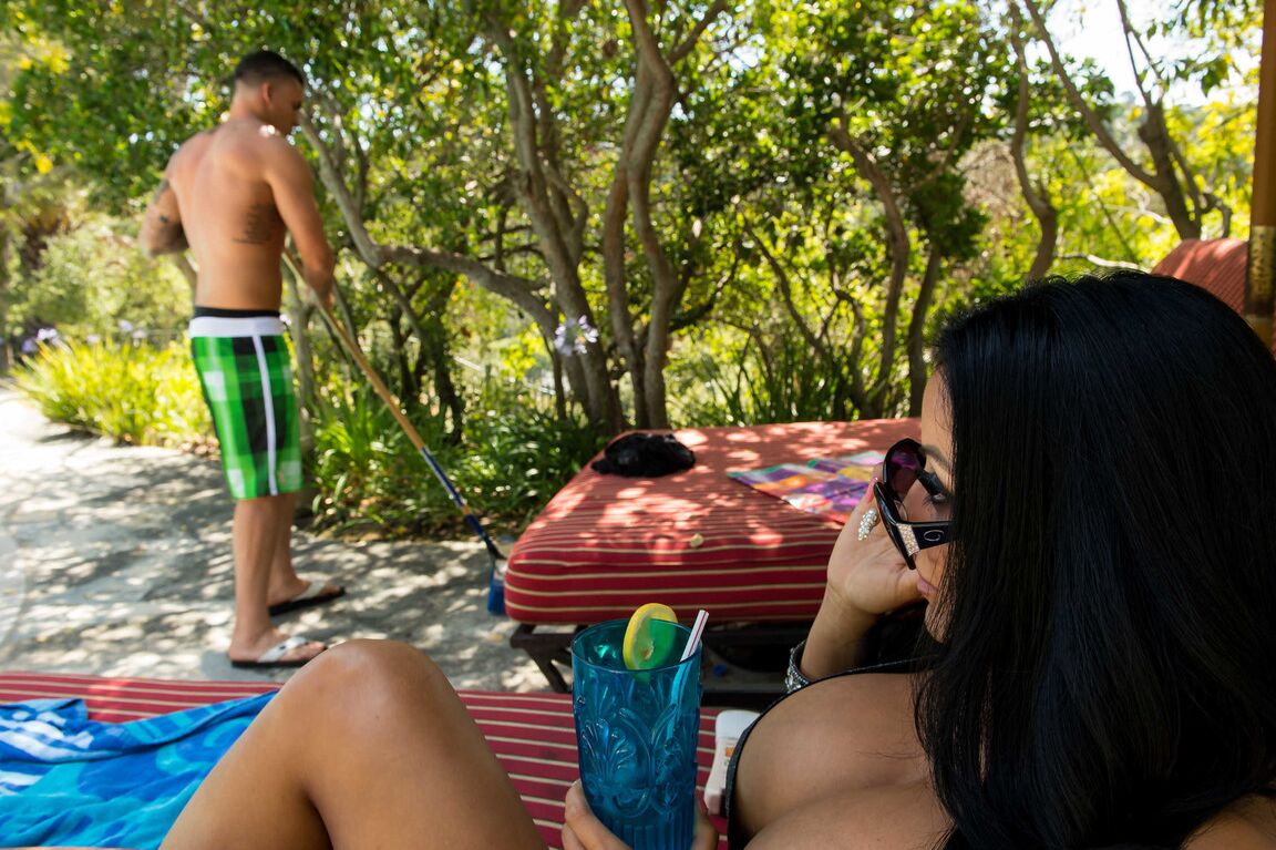 21P Latina bombástica Kiara Mia engasga com um pau enorme e gosta de sexo ao ar livre