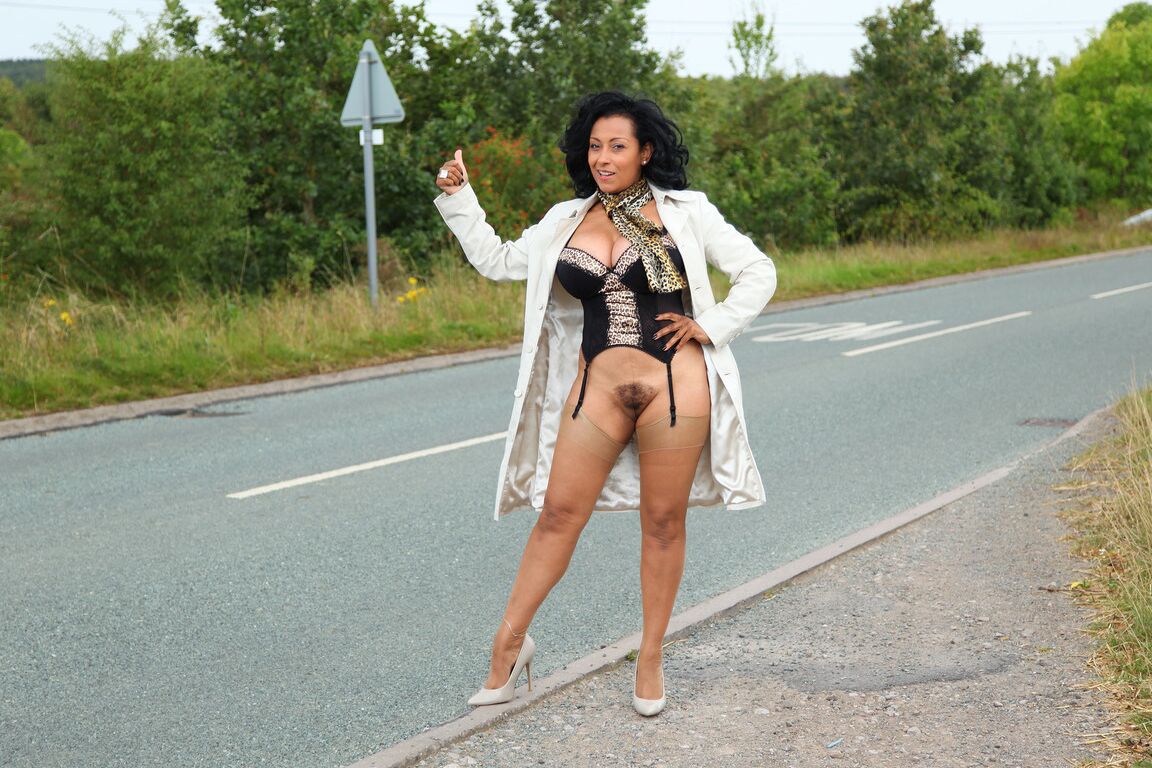 21P MILF en bas Danica Collins expose ses gros seins
