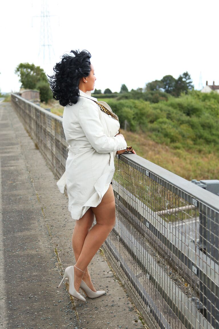 21P MILF en bas Danica Collins expose ses gros seins