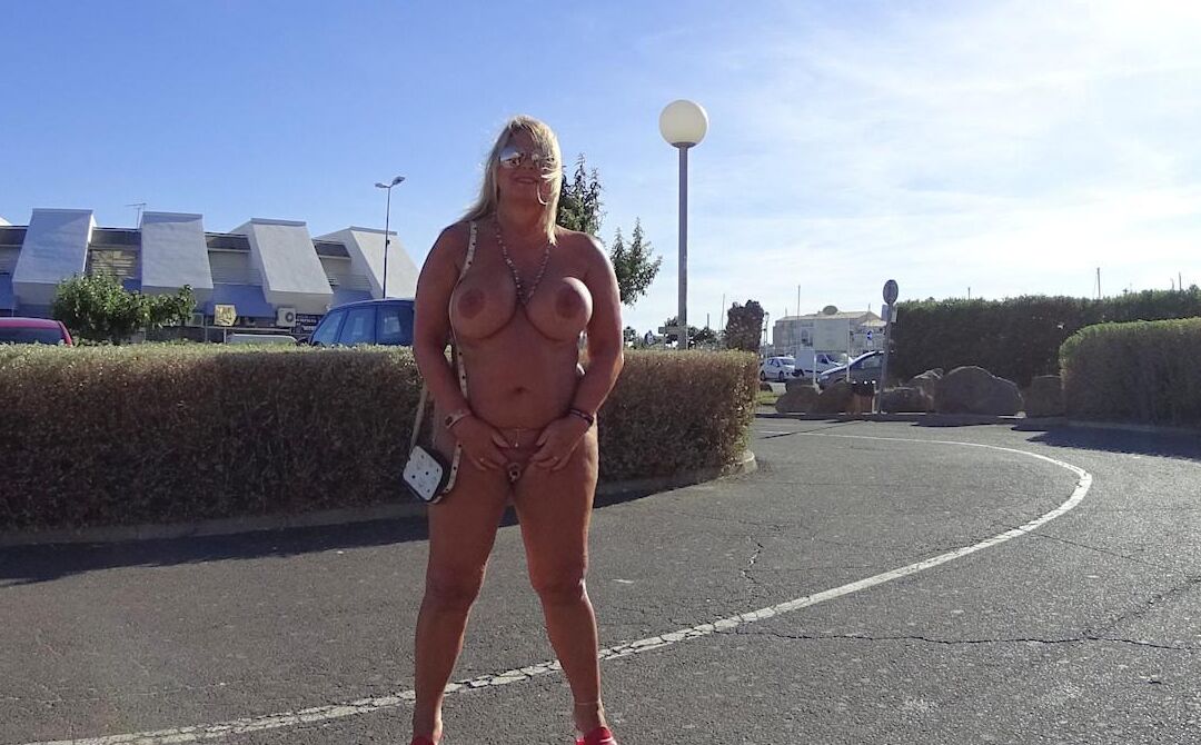 15P MILF gorda y desnuda Chrissy provocando con sus grandes tetas mientras compra desnuda