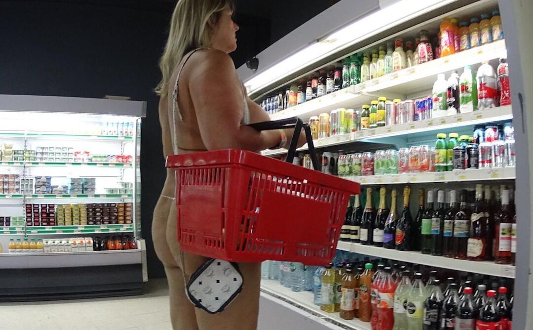 15P MILF gorda y desnuda Chrissy provocando con sus grandes tetas mientras compra desnuda