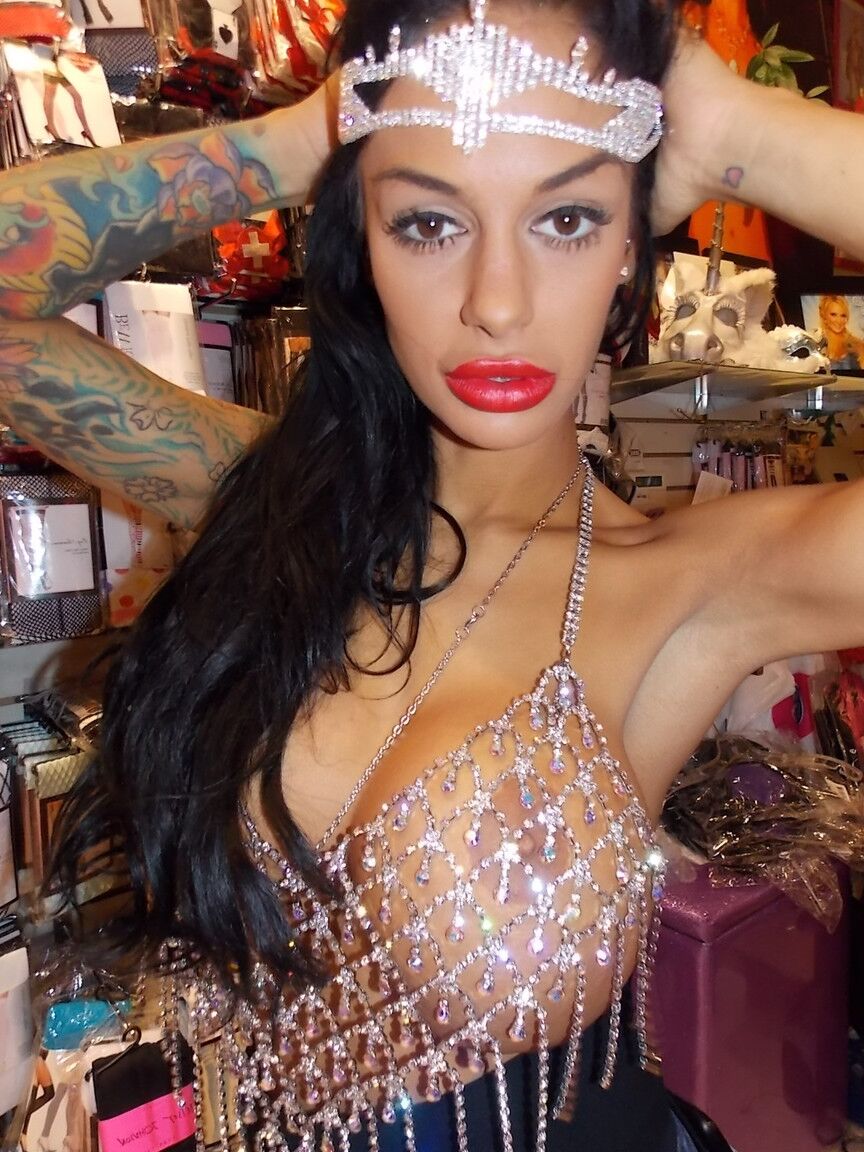19P A pornstar tatuada Angelina Valentine expõe seus peitos grandes em uma sex shop