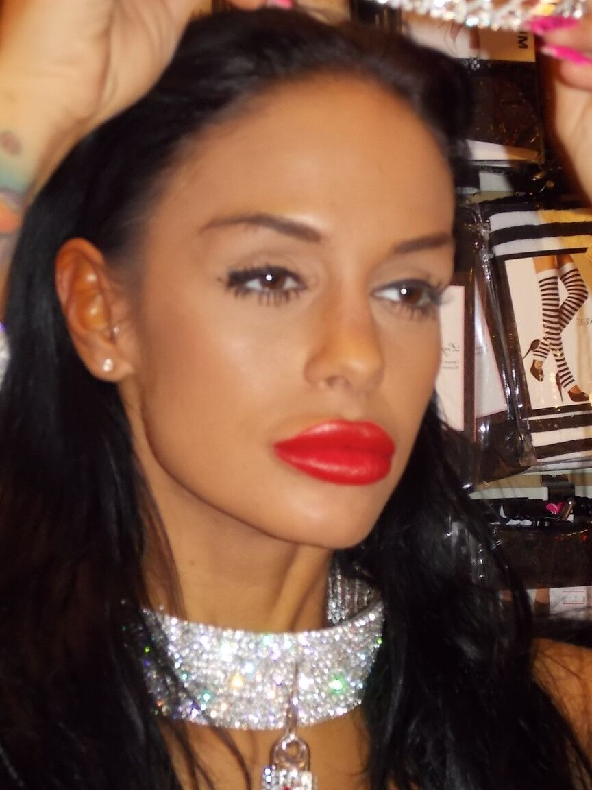 19P A pornstar tatuada Angelina Valentine expõe seus peitos grandes em uma sex shop