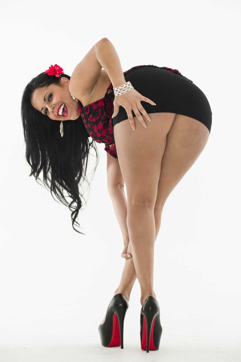 21P Curvaceous Latina Diamond Kitty mostra seus peitos monstruosos e bunda bolha