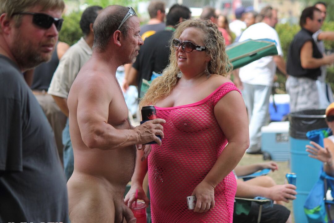 12P Muitas strippers fofas mostram suas habilidades completamente nuas ao ar livre
