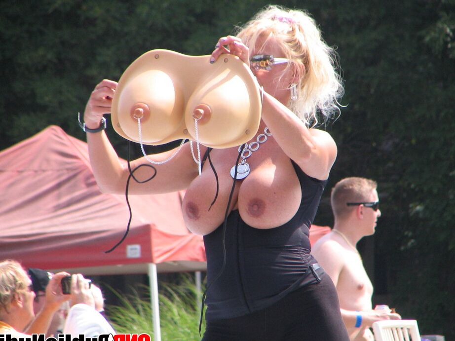 12P Strippers mostrando sus habilidades en una fiesta de desnudez pública al aire libre