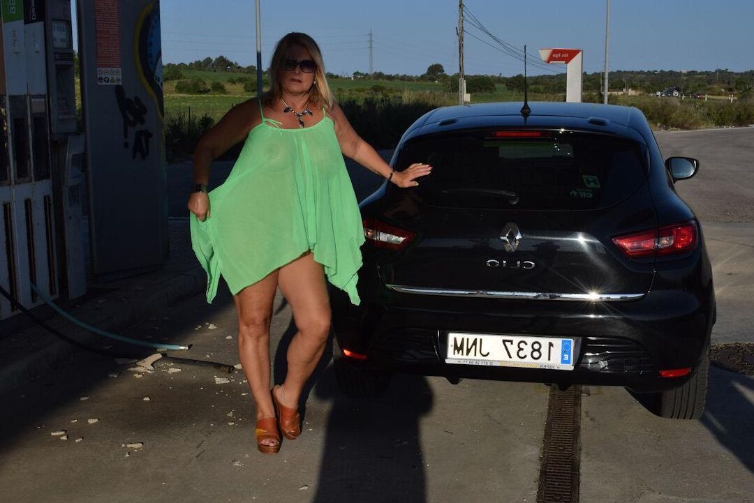 20P Nude amadora grossa Chrissy expõe seus seios e bunda em um posto de gasolina