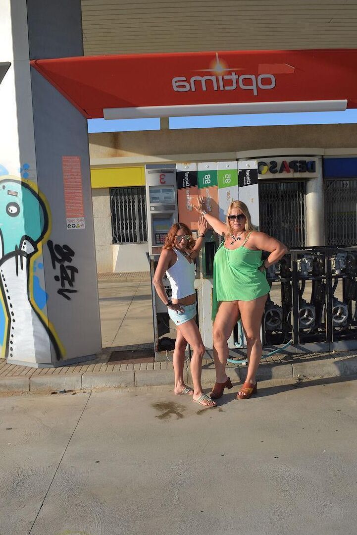 20P Nude amadora grossa Chrissy expõe seus seios e bunda em um posto de gasolina