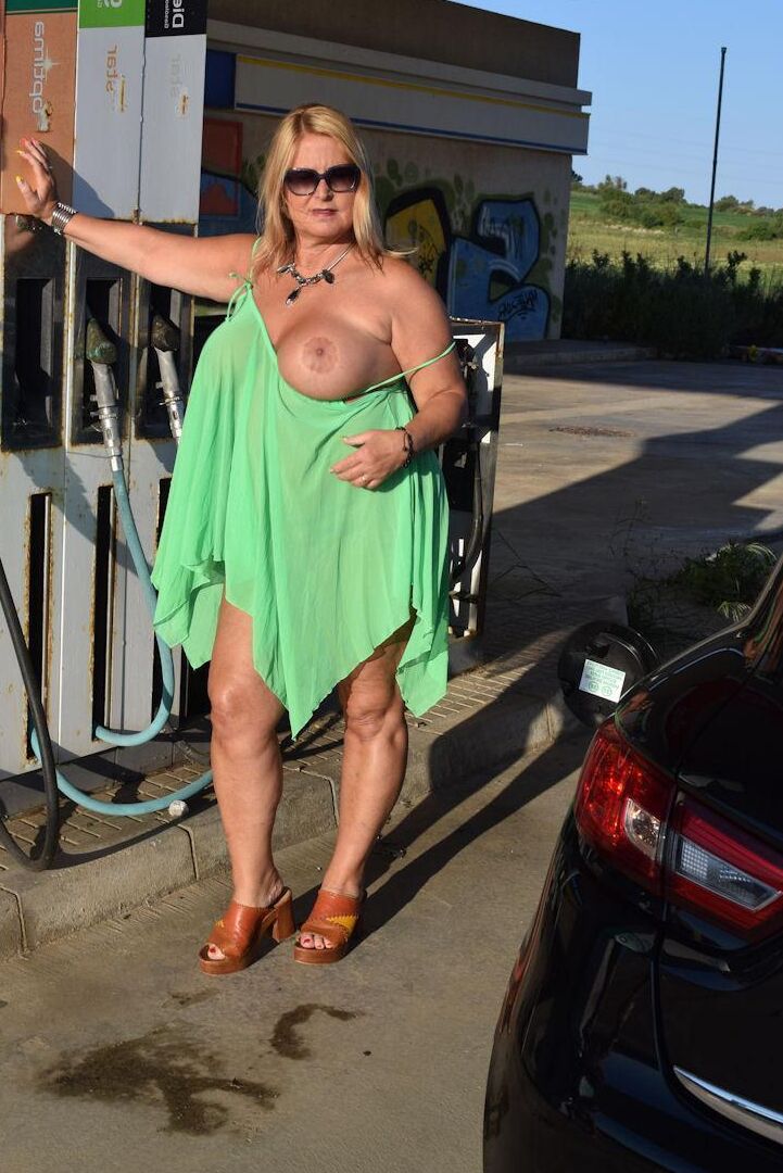 20P Nude amadora grossa Chrissy expõe seus seios e bunda em um posto de gasolina