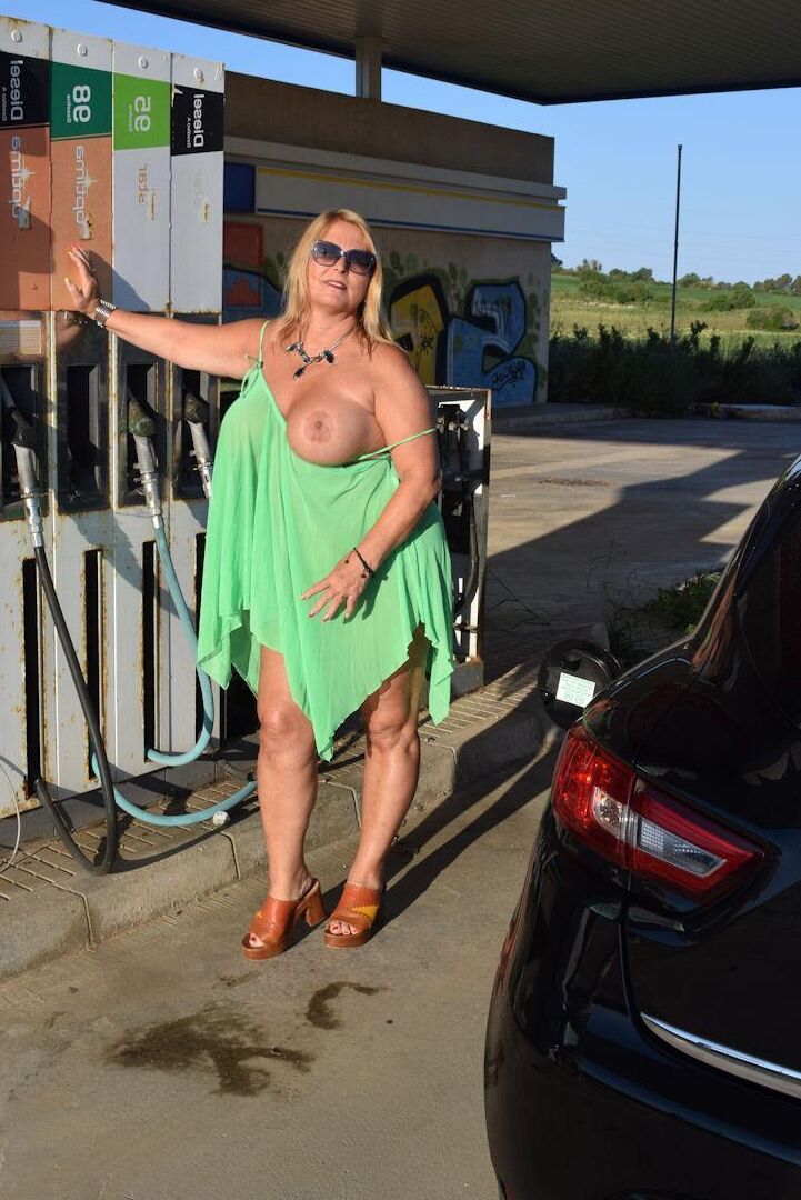 20P Nude amadora grossa Chrissy expõe seus seios e bunda em um posto de gasolina
