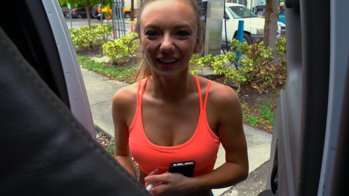 21P Die atemberaubende Blondine Molly Mae lutscht und reitet einen großen Schwanz im Auto