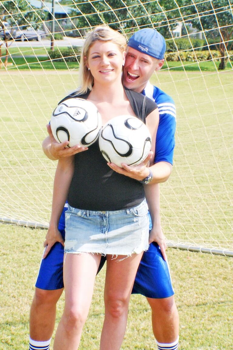 21P La atractiva mamá rubia de fútbol Christina Skye es embestida por el entrenador cachondo