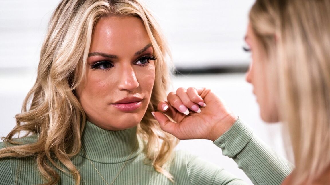 15P La rubia Rachael Cavalli tiene sexo lésbico con su hijastra Emma Hix