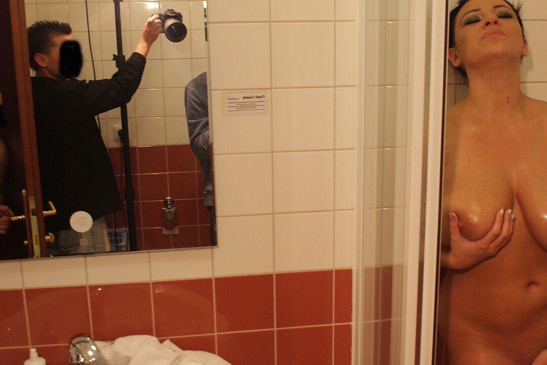 16P Vá aos bastidores enquanto estrelas pornôs peitudas são filmadas fazendo o que fazem de melhor
