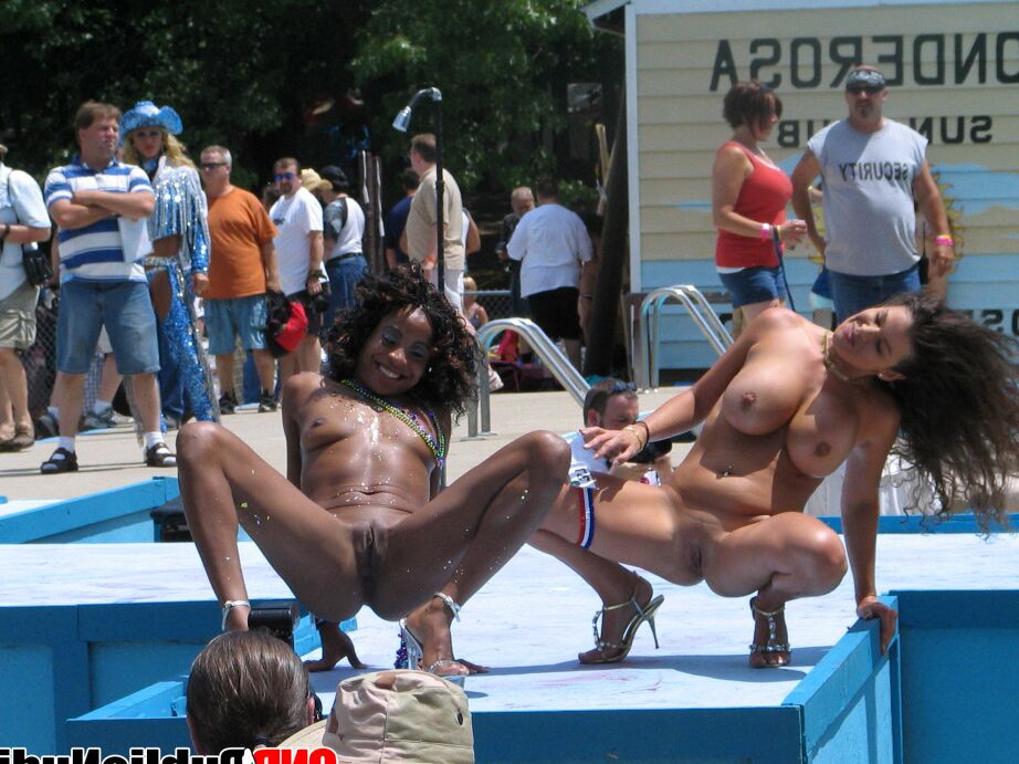 12P Garota com peitos enormes fica completamente nua no concurso de stripper ao ar livre