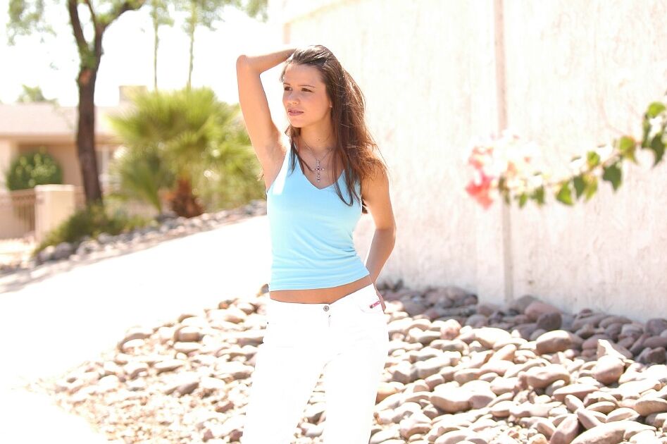 21P Amateur Monica muestra sus tetas al aire libre