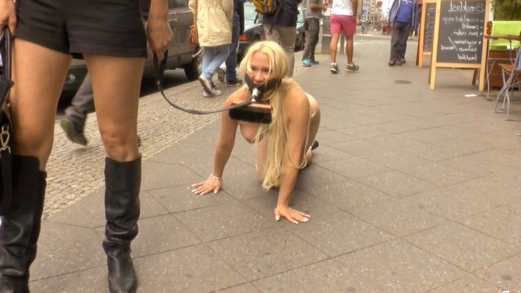 15P Celina Dachs kriecht nackt durch die schmutzigen Straßen Berlins. Schau dir das an