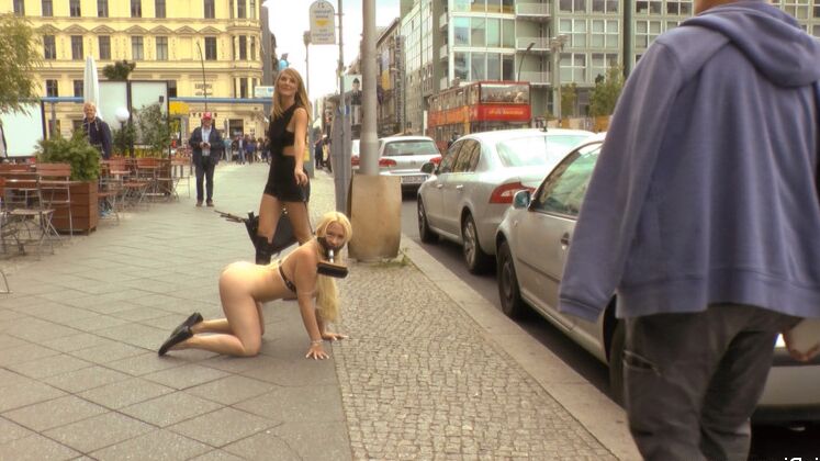 15P Celina Dachs kriecht nackt durch die schmutzigen Straßen Berlins. Schau dir das an
