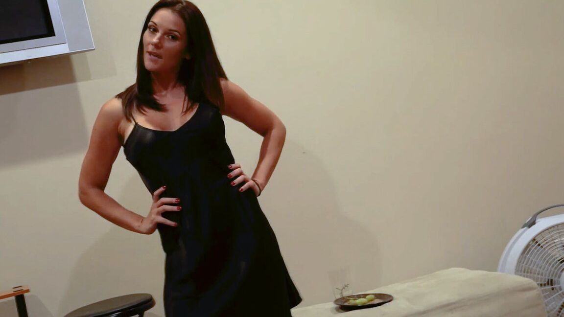 21P A mãe americana Mandy Flores se ajoelha e dá o boquete mais incrível