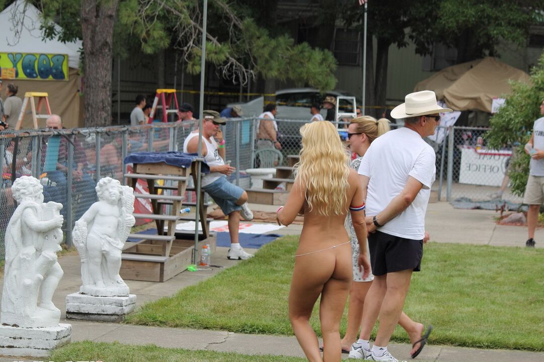 12P Girls mostrando la cámara en una fiesta de desnudez pública al aire libre