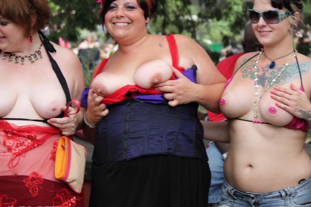 12P Girls mostrando la cámara en una fiesta de desnudez pública al aire libre