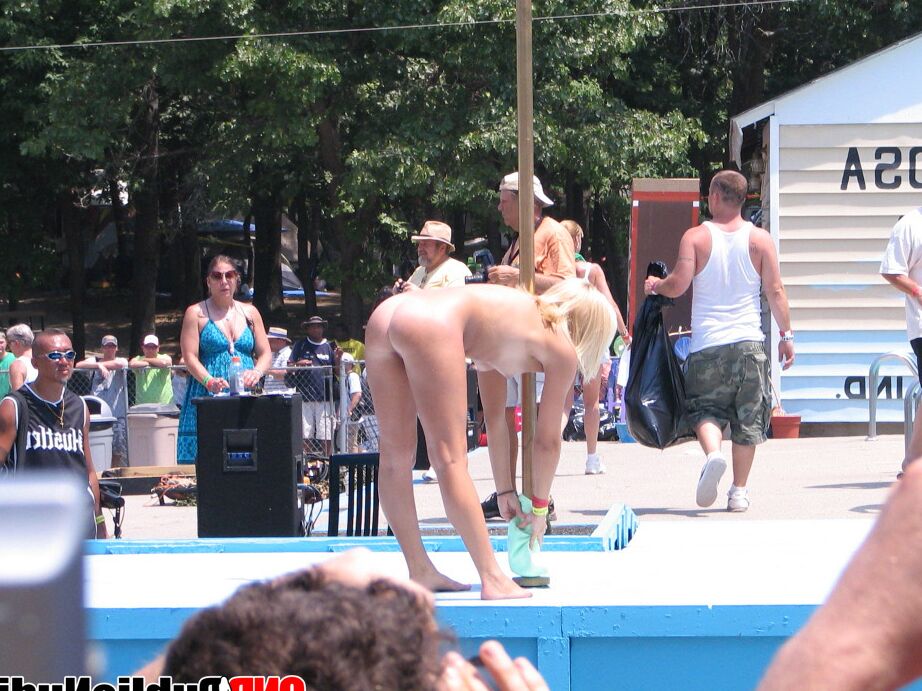 12P Personas desnudas al azar en una fiesta de desnudez pública al aire libre