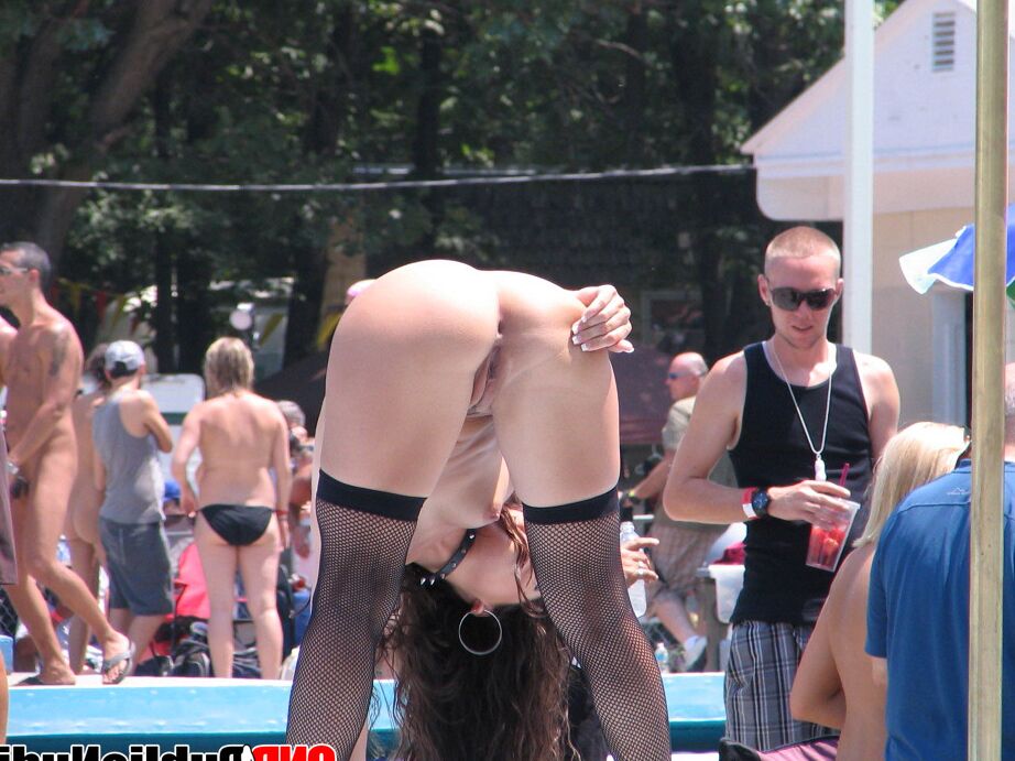 12P Personas desnudas al azar en una fiesta de desnudez pública al aire libre
