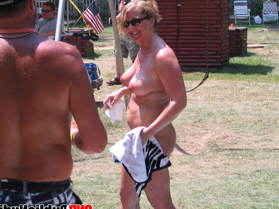 12P Personas desnudas al azar en una fiesta de desnudez pública al aire libre