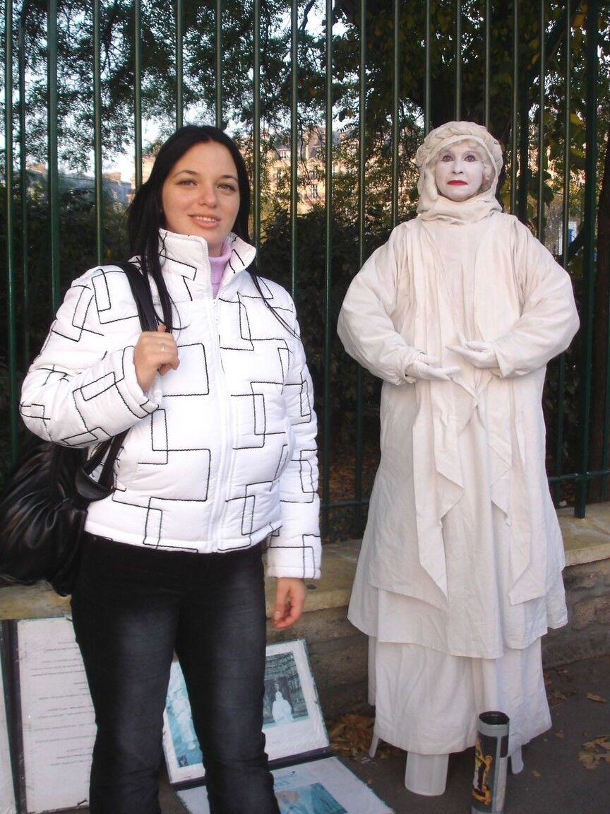 21P Amateur globetrotter Joana flashing her big tits in public in Paris