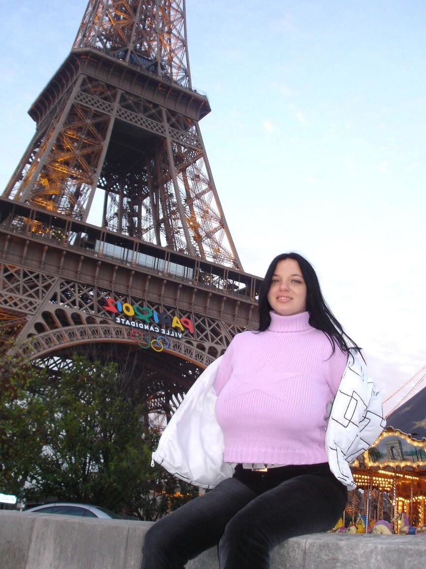 21P Amateur globetrotter Joana flashing her big tits in public in Paris