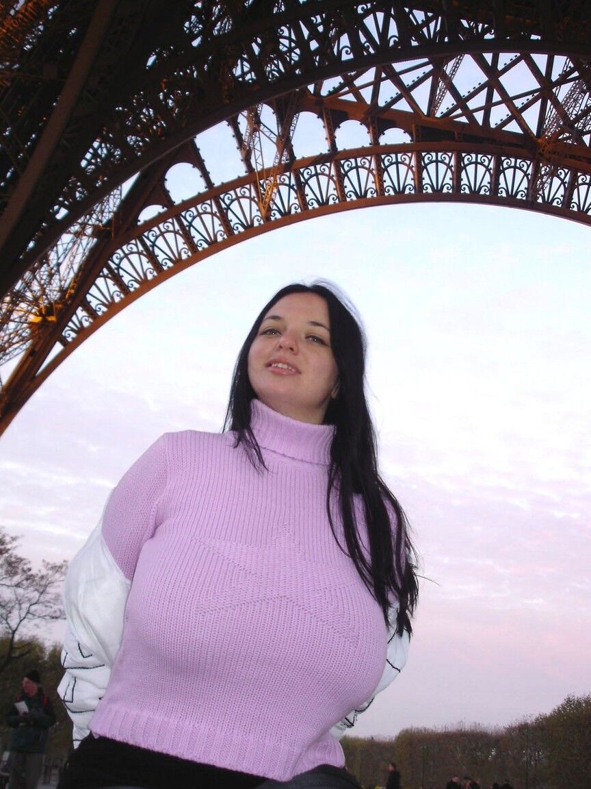 21P Amateur globetrotter Joana flashing her big tits in public in Paris