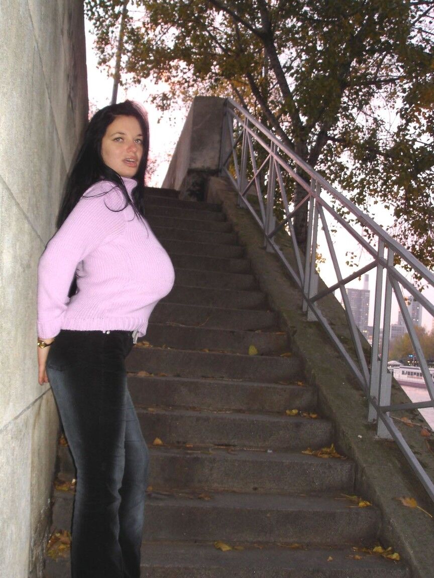 21P Amateur globetrotter Joana flashing her big tits in public in Paris