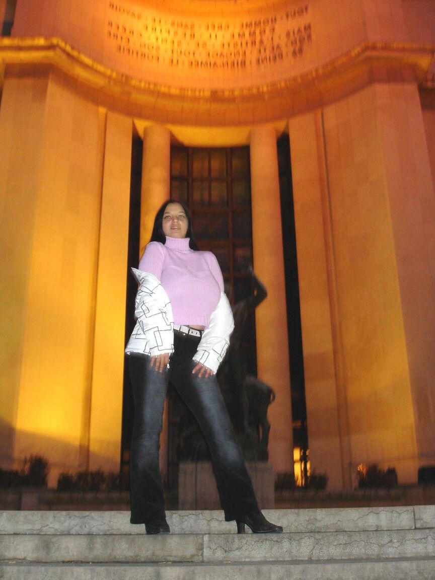21P Amateur globetrotter Joana flashing her big tits in public in Paris
