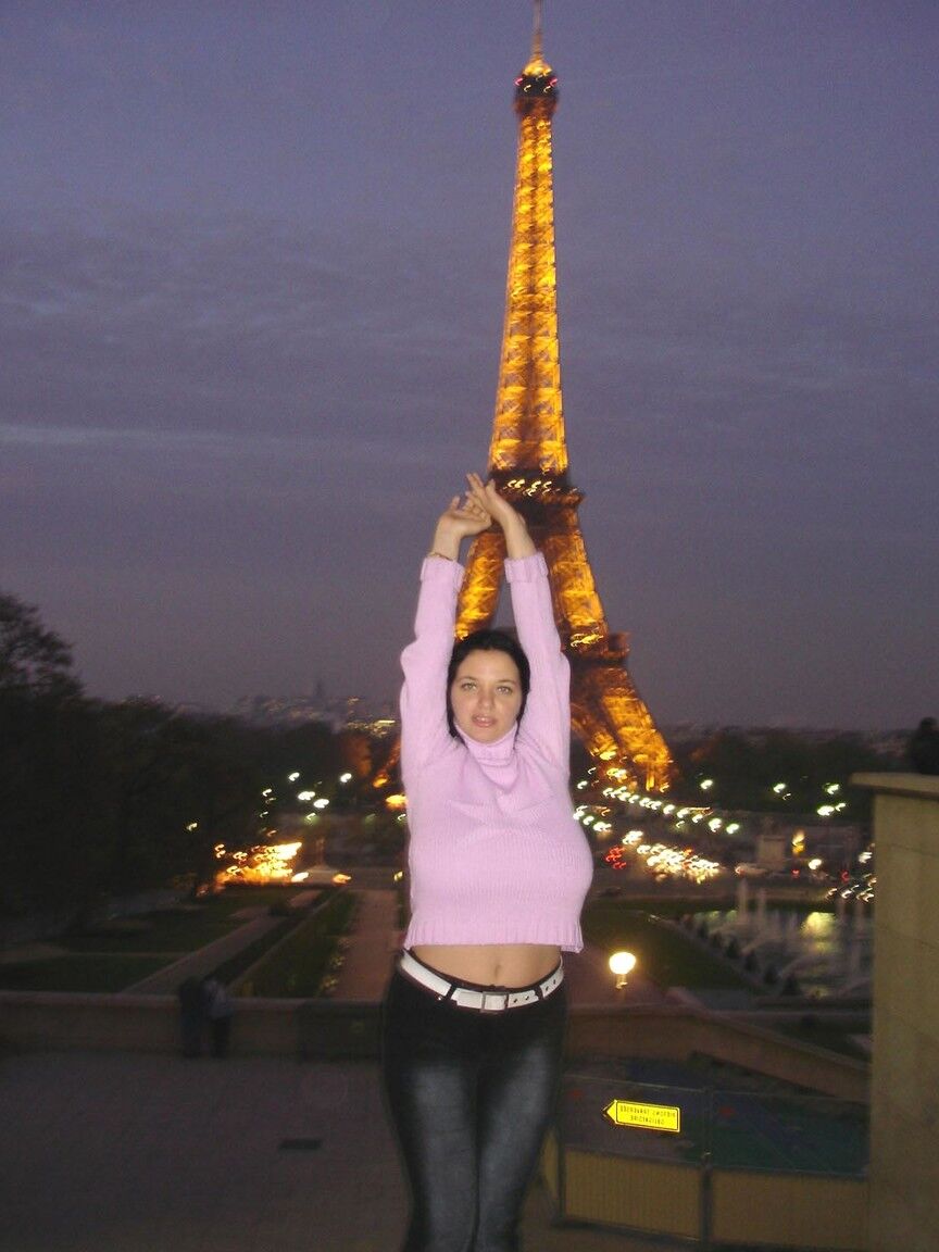 21P Amateur globetrotter Joana flashing her big tits in public in Paris