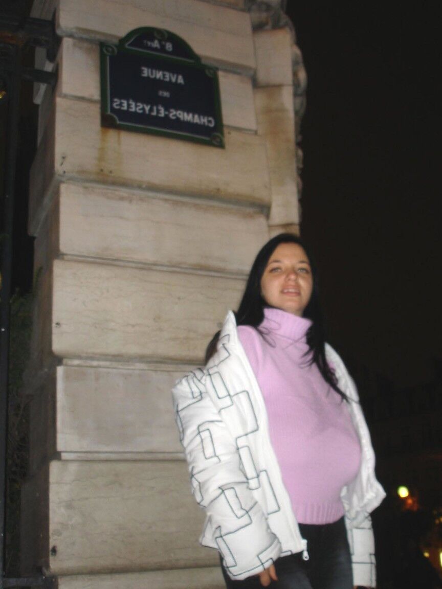 21P Amateur globetrotter Joana flashing her big tits in public in Paris