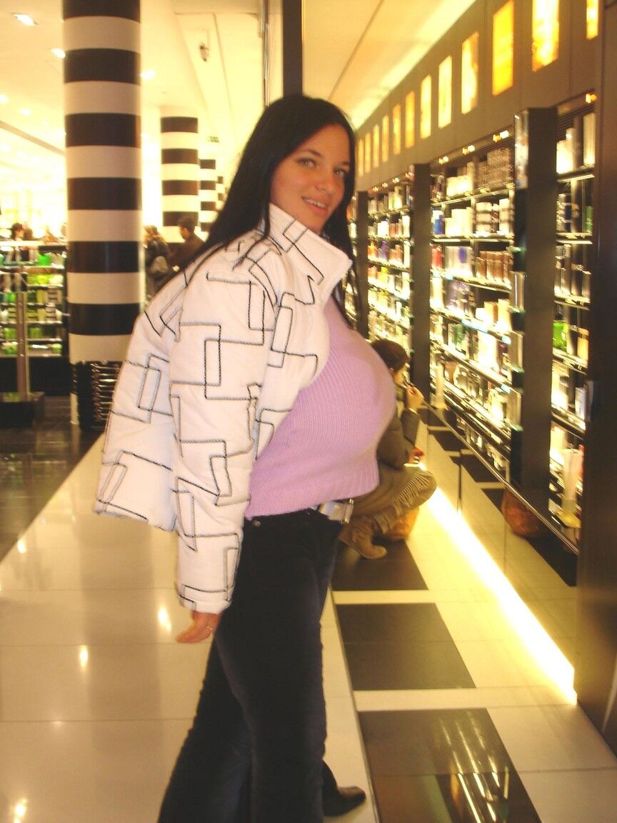 21P Amateur globetrotter Joana flashing her big tits in public in Paris