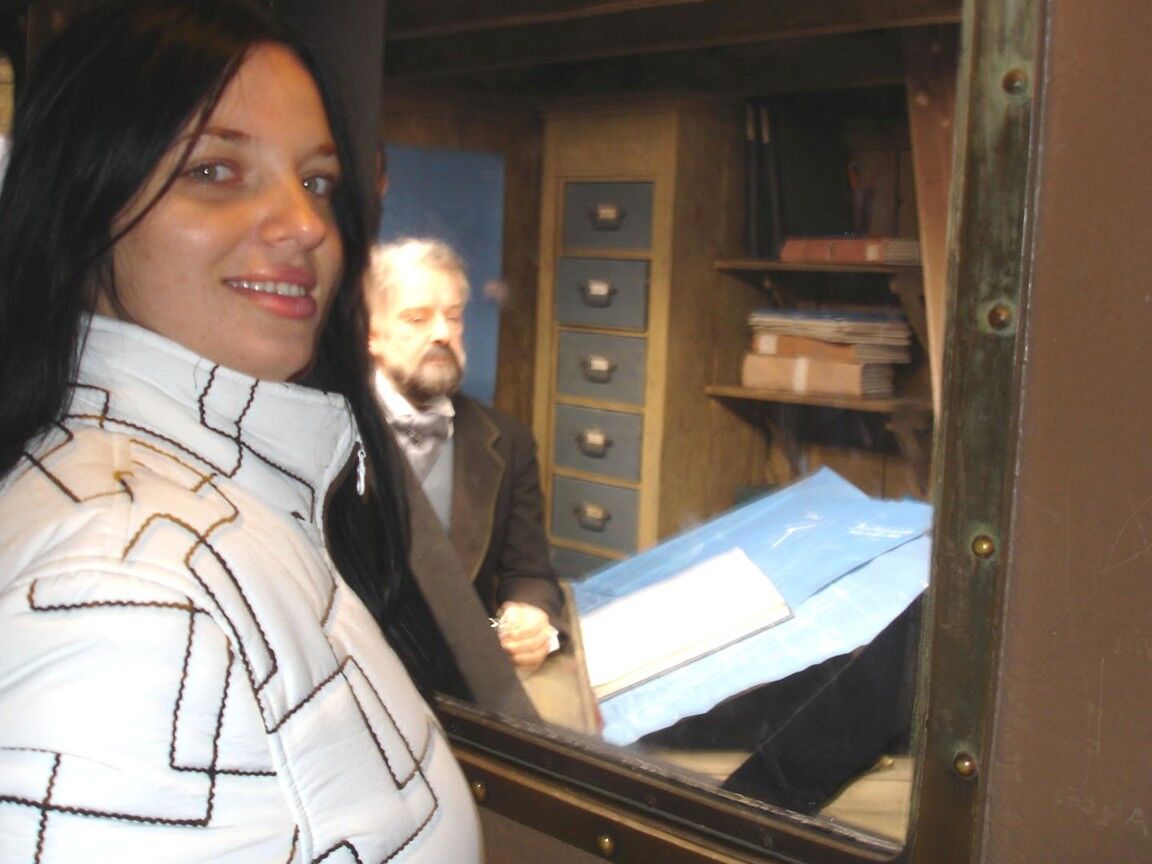 21P Amateur globetrotter Joana flashing her big tits in public in Paris