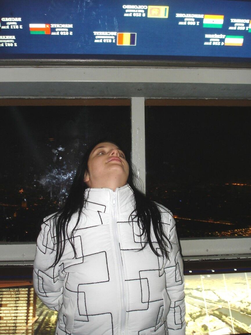 21P Amateur globetrotter Joana flashing her big tits in public in Paris
