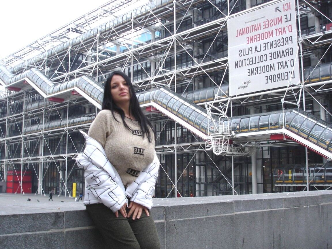 21P Amateur globetrotter Joana flashing her big tits in public in Paris