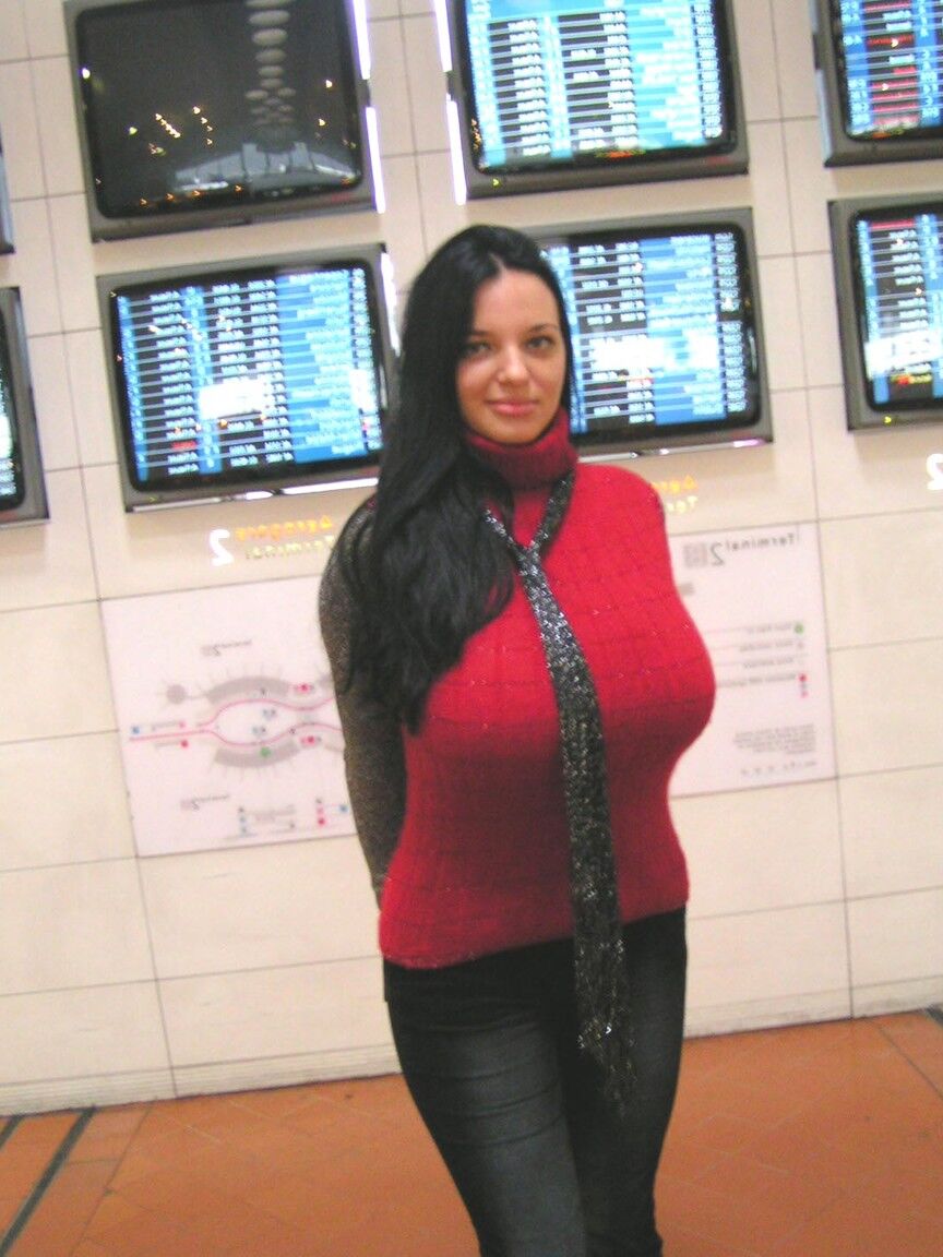 21P Amateur globetrotter Joana flashing her big tits in public in Paris