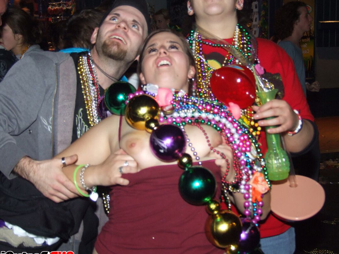 12P Drunk sluts flashing their tits for beads