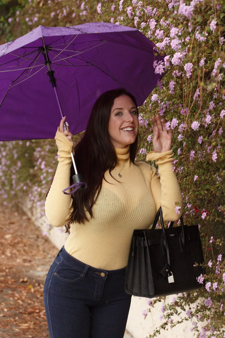 11P Angela White, une fille aux courbes généreuses, enlève son soutien-gorge et se taquine avec ses tétons en public.