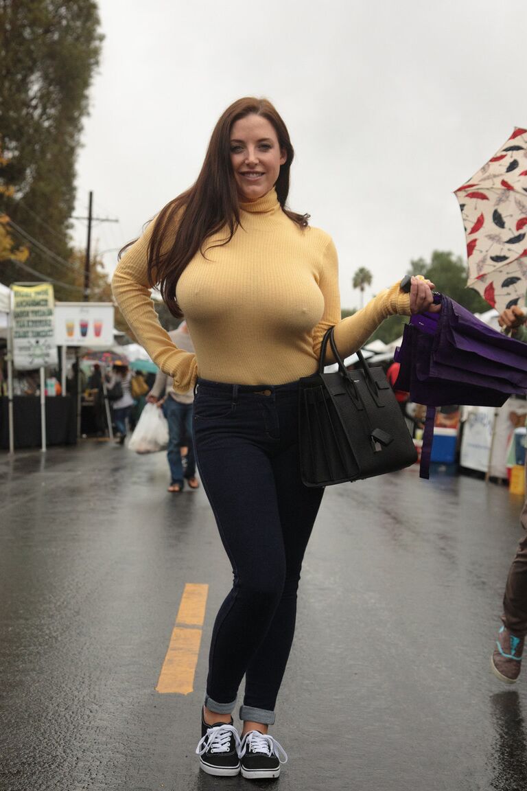 11P Angela White, une fille aux courbes généreuses, enlève son soutien-gorge et se taquine avec ses tétons en public.