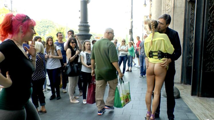 15P Loira peituda é forçada a se expor em público antes de atos sexuais em público