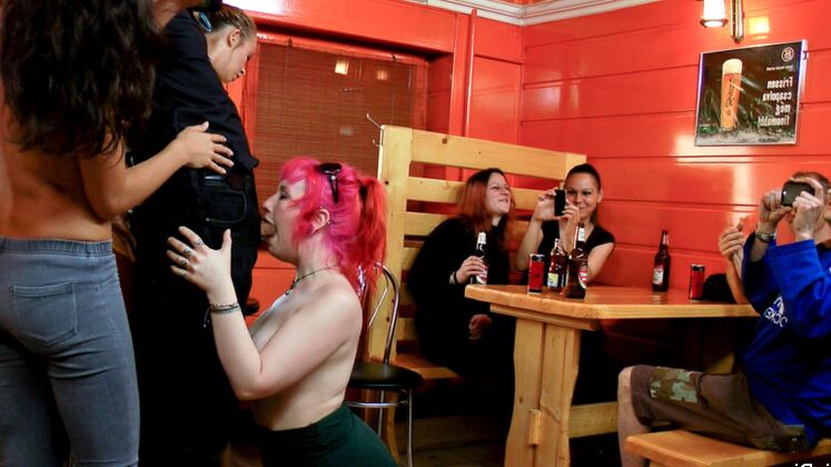 15P Loira peituda é forçada a se expor em público antes de atos sexuais em público