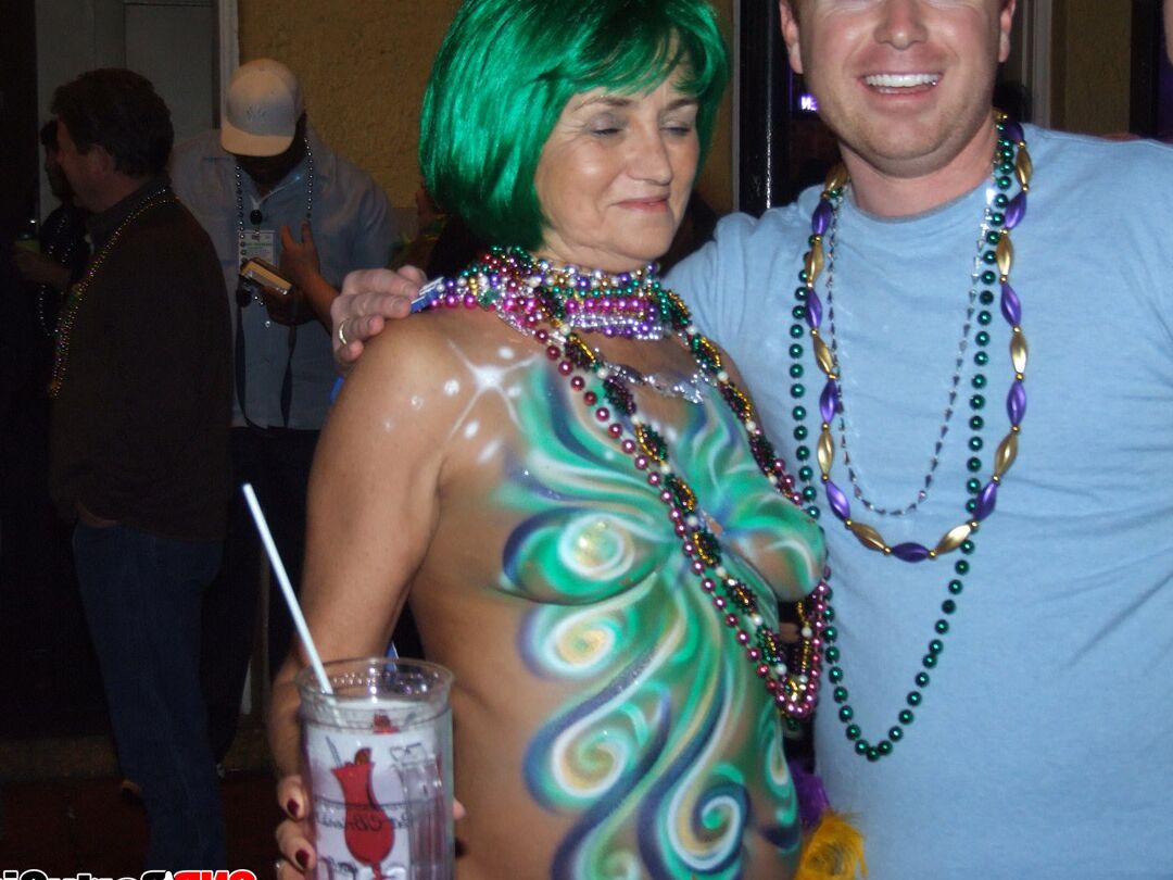 12P Drunk girls flashing their tits for beads