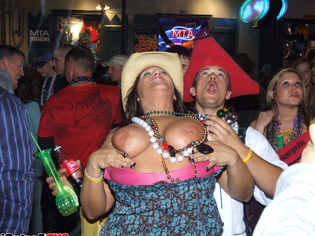 12P Drunk girls flashing their tits for beads